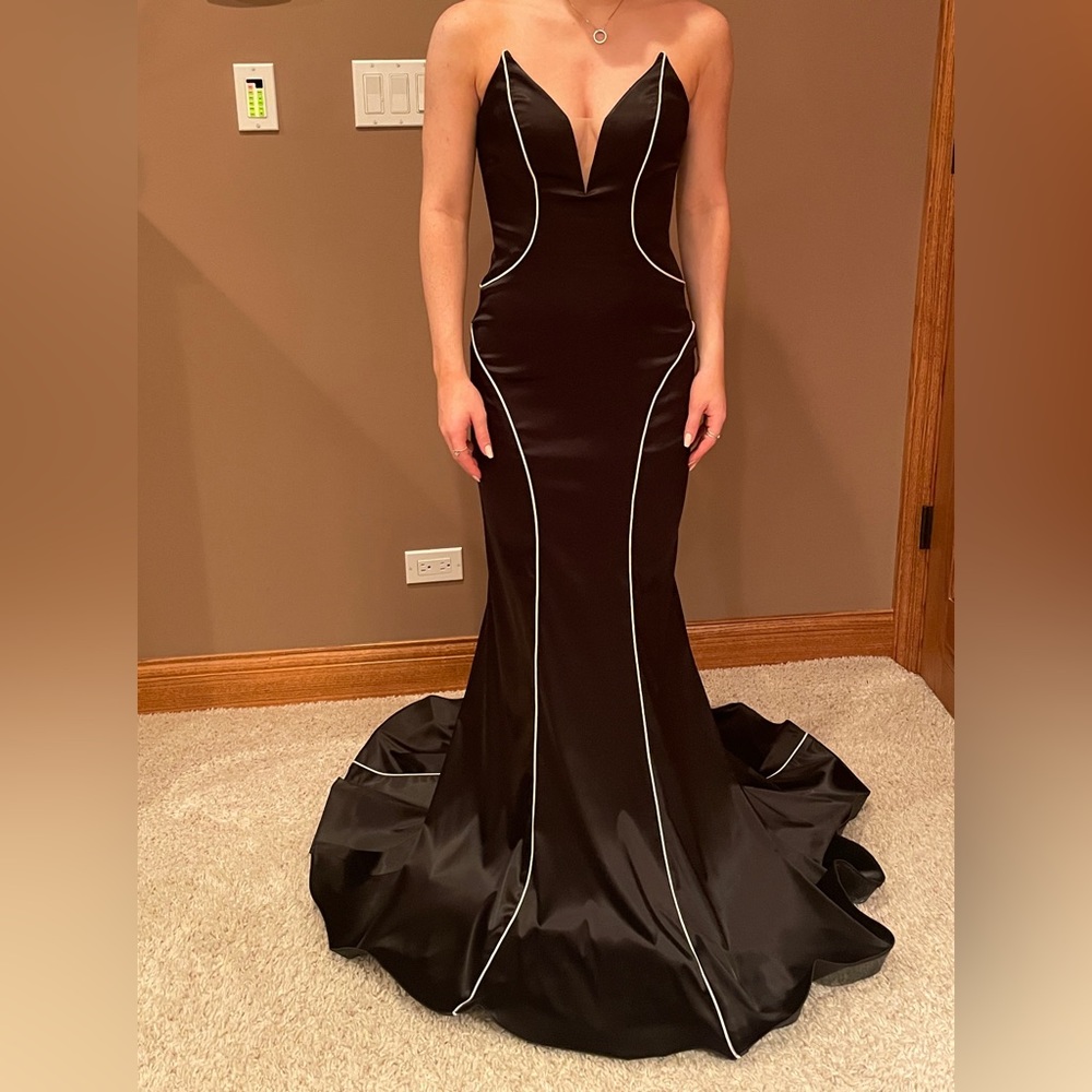 Vienna prom dress, never worn and comes with optional straps!